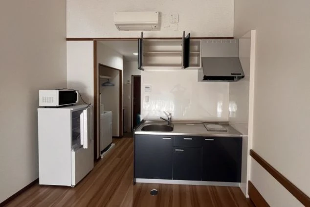 リゾートバイトの寮の、モダンでおしゃれなキッチン。IHコンロや電子レンジ、冷蔵庫も完備され、快適に自炊ができます。