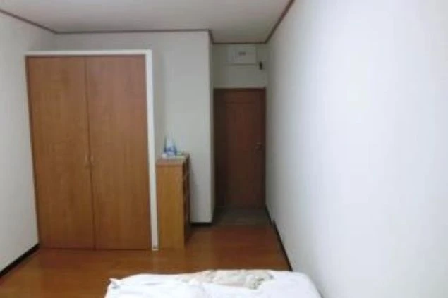 リゾートバイトの寮の個室にある、大きなクローゼット。十分な収納力で、荷物が多い人でも安心です。