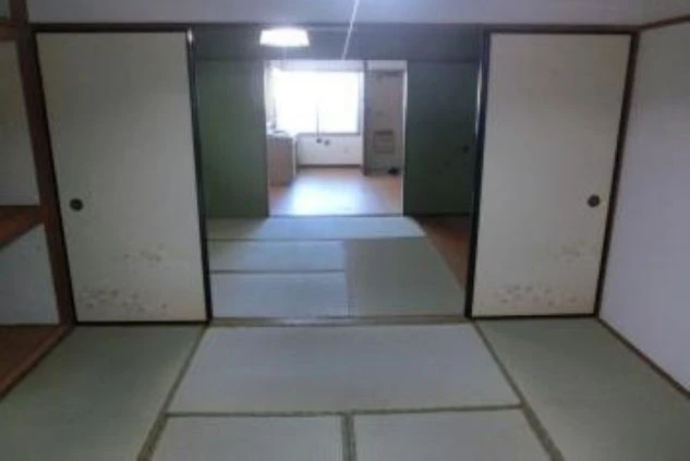 リゾートバイトの家族寮の室内。襖で仕切られた続き間の和室があり、広々とした空間で生活できます。