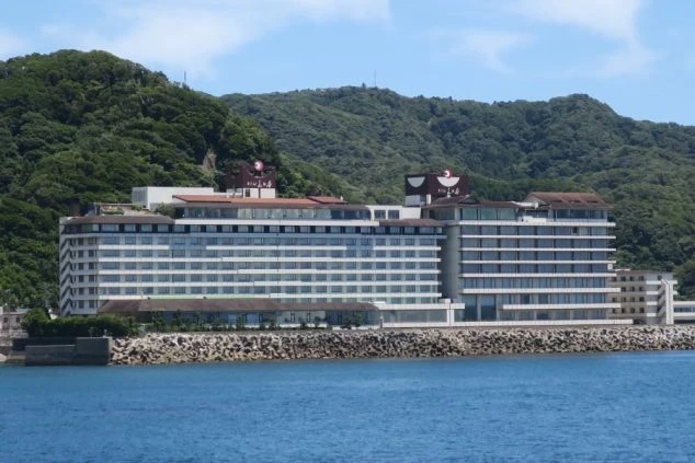 海の目の前に建つ、ガラス張りのモダンなリゾートホテル。全室オーシャンビューで、リゾート気分を満喫できるロケーションです。