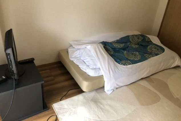 熊本県の杖立温泉でのリゾートバイトでスタッフが住む寮の画像。寝具とテレビがある。