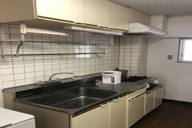 熊本県の杖立温泉でのリゾートバイトでスタッフが住む寮のキッチンの画像。