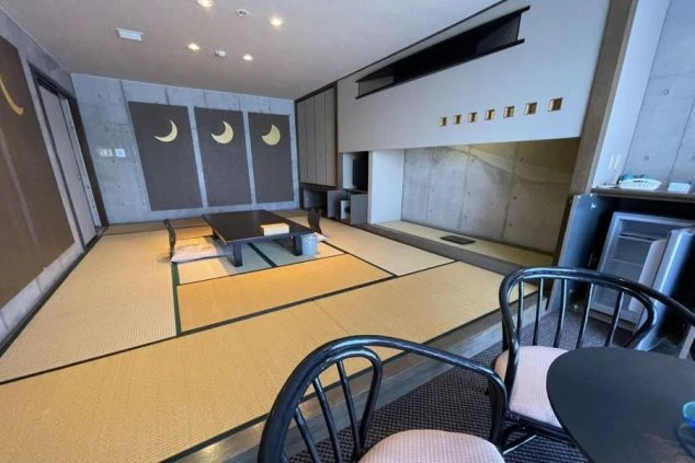 室を利用したリゾートバイト寮の室内(和洋室)。広々とした畳敷きの部屋とテーブル。