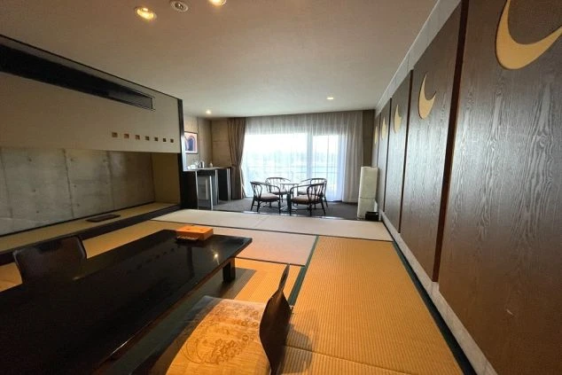 客室のリゾートバイト寮。広々とした和室とダイニングスペース。快適な個室寮。