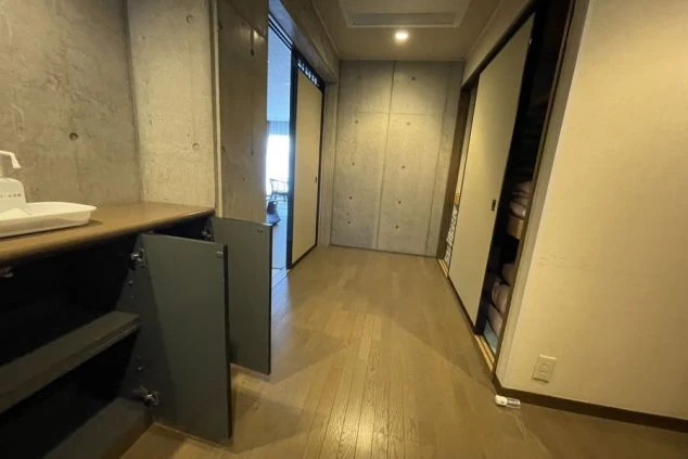 リゾートバイトで利用出来る客室寮の入り口の画像。広々とした和室とダイニングスペースに繋がる。