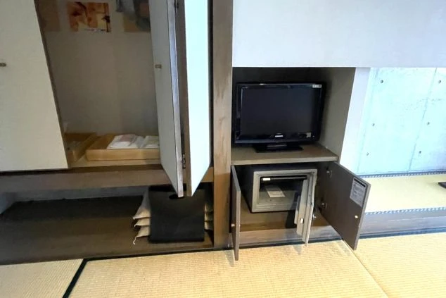 客室寮にあるテレビと貴重品用の金庫。リゾートバイト寮の設備。
