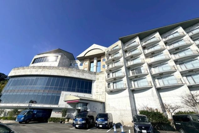 ワクトリ社員が撮影した施設の外観写真。青い空に白い建物が輝いている。