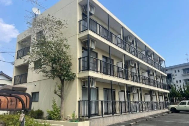 3階建てのしっかりとした造りで、部屋数も多いリゾートバイトの寮外観。