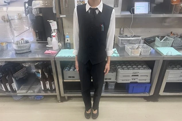 ナイトフロントの女性制服画像