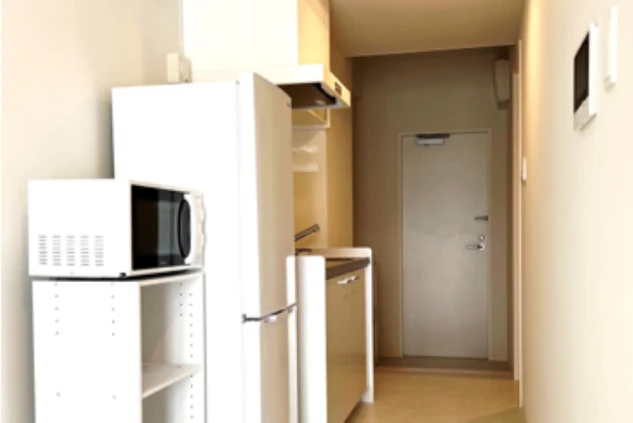 リゾートバイトの寮にある廊下。清潔感のあるきれいな個室寮で、プライベートな空間を確保できます。