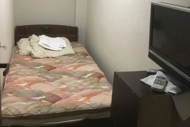 コンパクトで清潔な寮の個室。プライベートな時間をしっかり確保でき、リラックスして過ごせます。