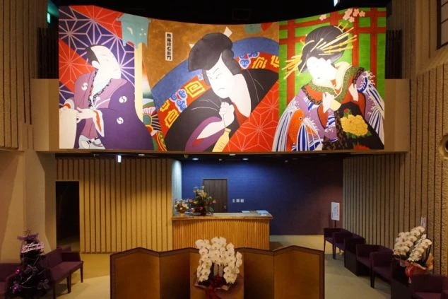 歌舞伎の絵が飾られた、和の趣あふれるフロント。日本の伝統文化に触れながら働ける、貴重なリゾートバイトです。