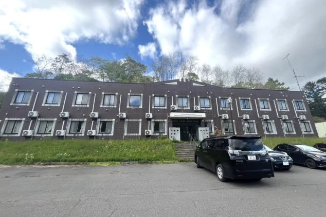 晴れた日のリゾートバイトの寮の外観画像。