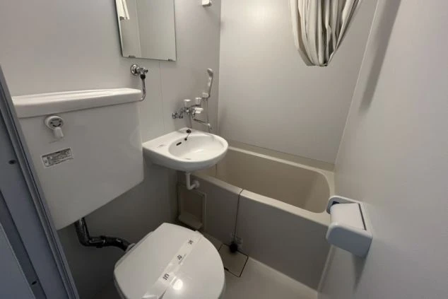 リゾートバイト先の寮内の綺麗なユニットバスの画像。