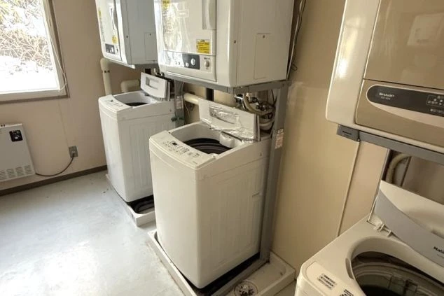 リゾートバイトの寮内にある共用ランドリールームの画像。