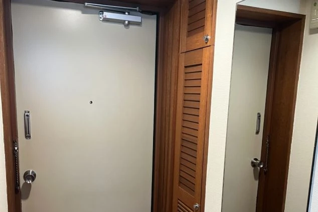 リゾートバイト寮の玄関ドアの画像。