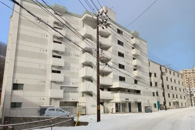 リゾートバイト先の寮の外観画像。雪景色の中に建つ、大規模で安心感のある住み込み生活の拠点。