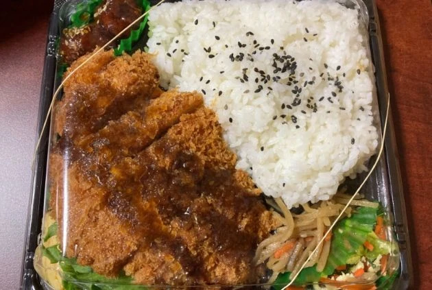 リゾートバイトで無料提供されるお弁当の写真。