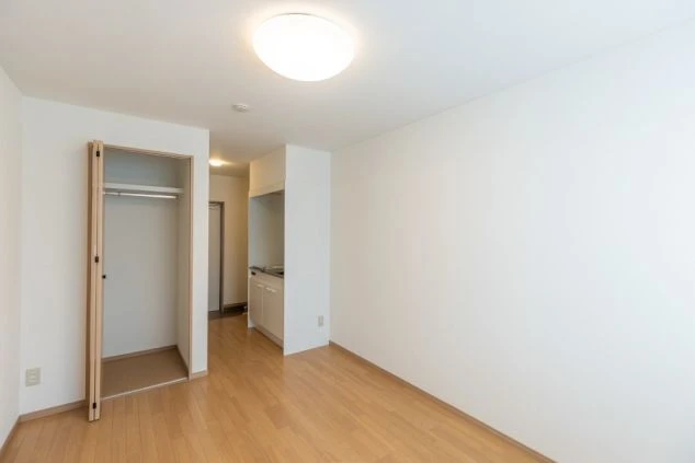 リゾートバイトの新築個室寮の部屋の画像。クローゼットも付いている。