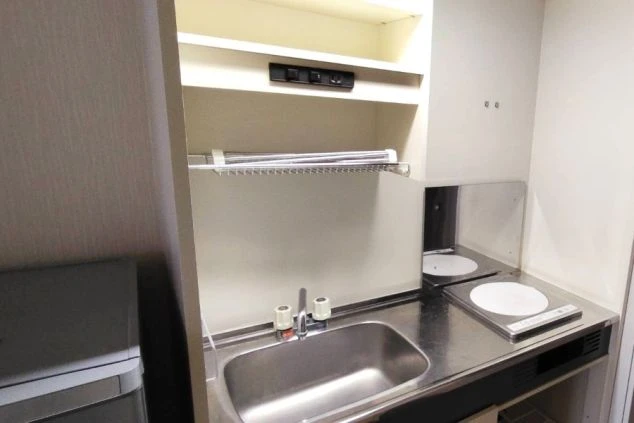 リゾートバイト先で入寮する個室寮の部屋にあるキッチンの画像。コンロはIHで、オール電化となっている。