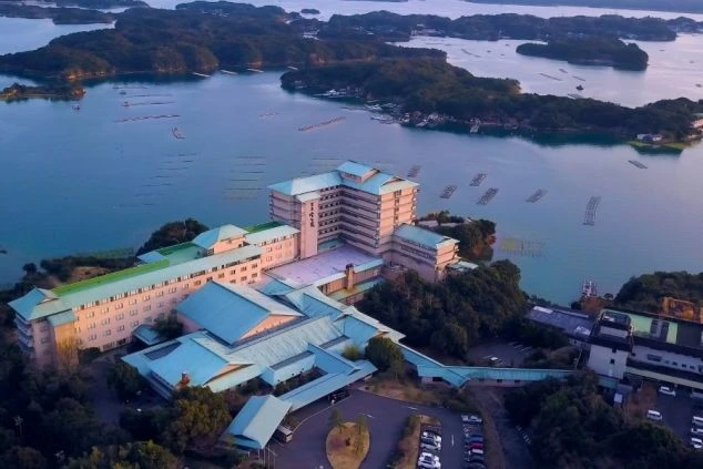 海に囲まれたホテルの空撮。非日常的な環境で、最高の思い出を作れるリゾートバイトです。