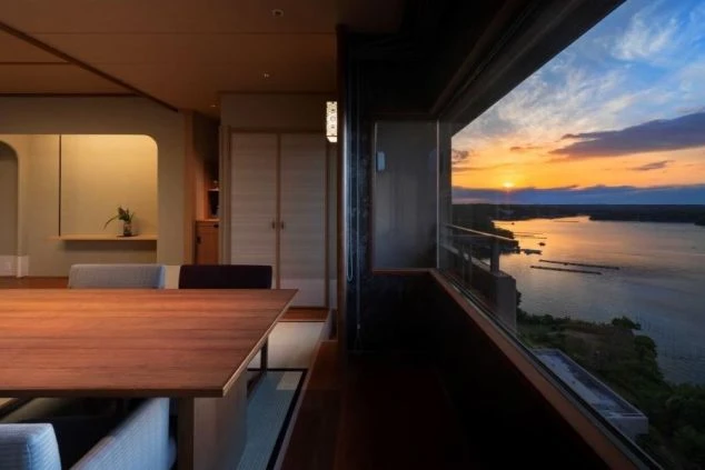 窓から美しい夕焼けを望む客室。落ち着いた空間で、お客様に癒しのひとときを提供できます。