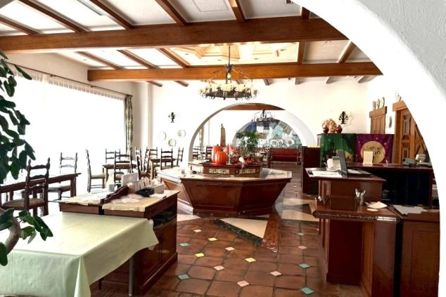 スペインのメスキータを彷彿とさせる、赤と白の二重アーチが幾重にも重なるホテルの豪華なロビーラウンジ。