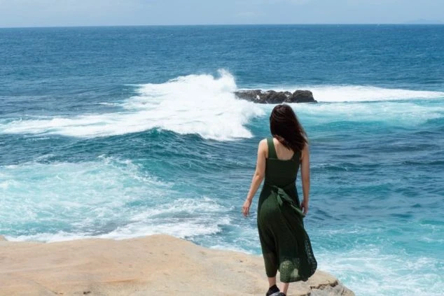 リゾートバイトの休日に訪れた、絶景の崖の上。力強く打ち寄せる青い波を眺めながら、自然の雄大さを感じることができます。