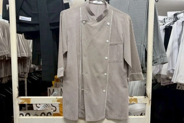 レストランホールスタッフ(男性)制服。チェック柄のコックコート風のユニフォーム。サービスのリゾートバイトの服装。