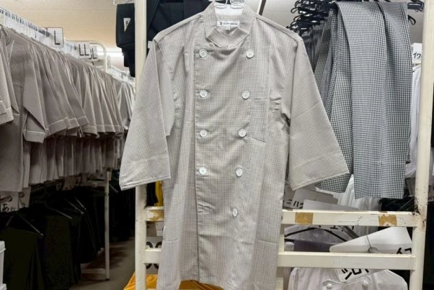 レストランホールスタッフ(女性)制服。チェック柄のコックコート風のユニフォーム。接客のリゾートバイトの服装。