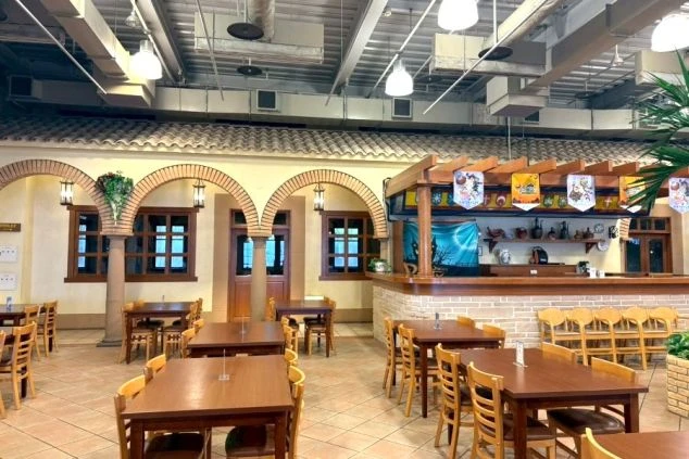 レンガのアーチ装飾やテラコッタ風のタイル床が特徴的な、広々とした異国情緒あふれる空間です。