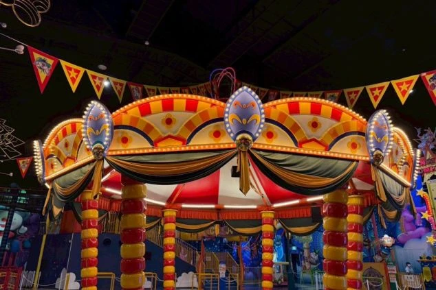 志摩スペイン村の屋内エリア「ピエロ・ザ・サーカス」にある、華やかな電飾に彩られたサーカス小屋風のアトラクション外観。