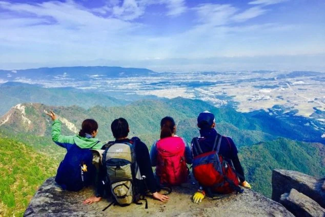 高原で仲間と望む絶景。リゾートバイトの醍醐味。