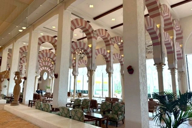 スペインのコルドバにあるメスキータを彷彿とさせる、赤と白の二重アーチが幾重にも並ぶホテルの豪華なロビーラウンジ。