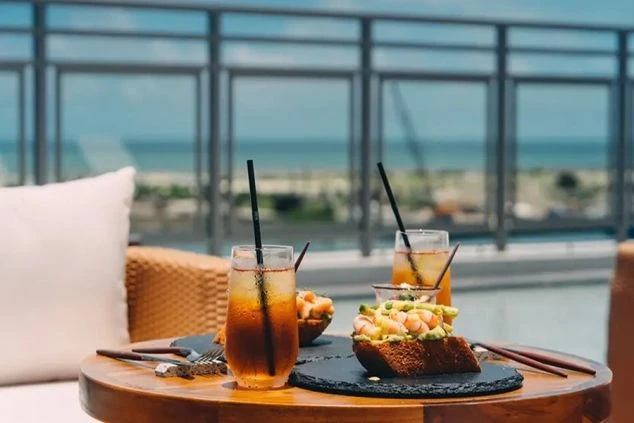 沖縄県石垣島のホテルのルーフトップテラスで食べる食事とドリンク