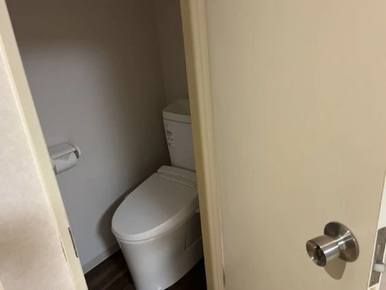 ワクトリの社員が出張で撮影した、リゾートバイトの寮にあるトイレ。清潔感のある洋式トイレが設置されており、トイレットペーパーホルダーも見える。