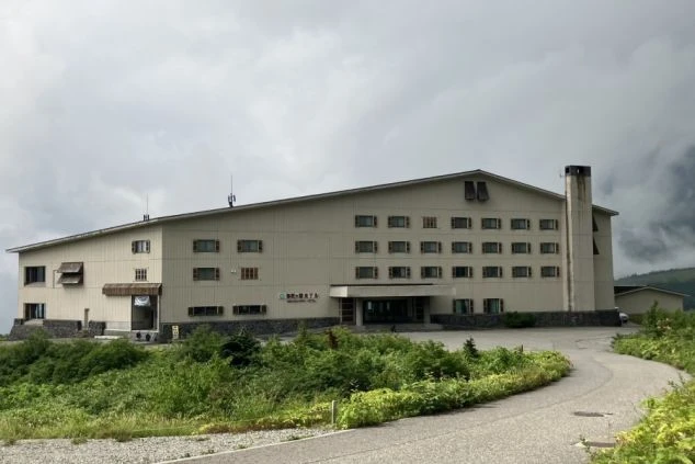 富山県・立山黒部アルペンルートにあるホテルの外観画像。大自然に囲まれた雲上のマウンテンリゾート施設。