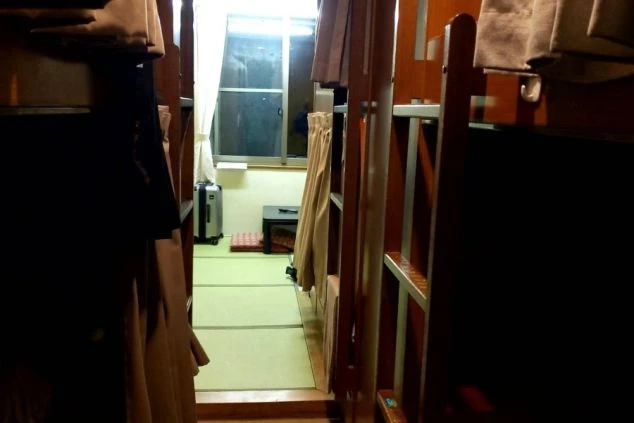 相部屋寮の内部。2段ベッドの奥に畳の部屋がある。