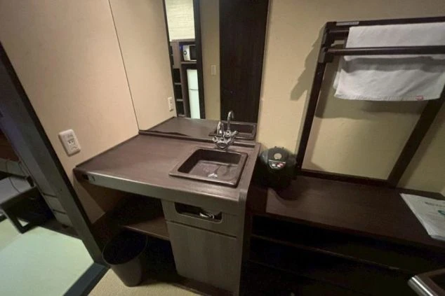 リゾートバイトの寮室内に完備された洗面台。