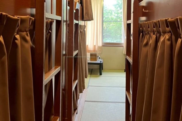 相部屋寮の内部。2段ベッドの奥に畳の部屋がある。