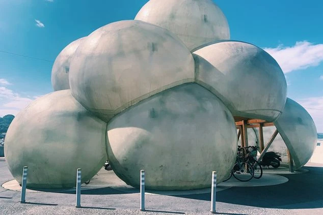 白い複数の球体が積み重なったようなユニークな姿かたちをした「直島港ターミナル」。