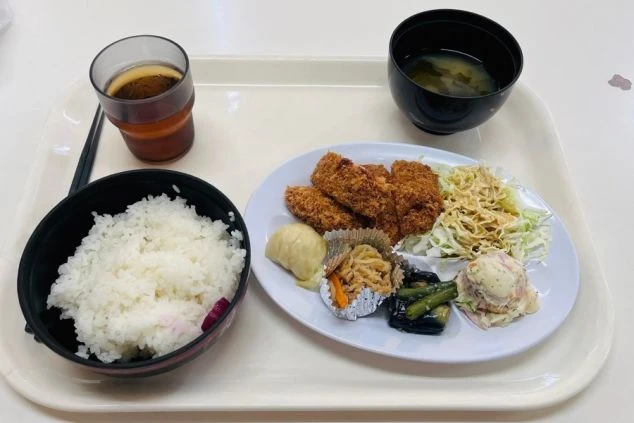 リゾートバイトのまかないの写真。おかずに汁物、白米のボリューム満点ご飯。