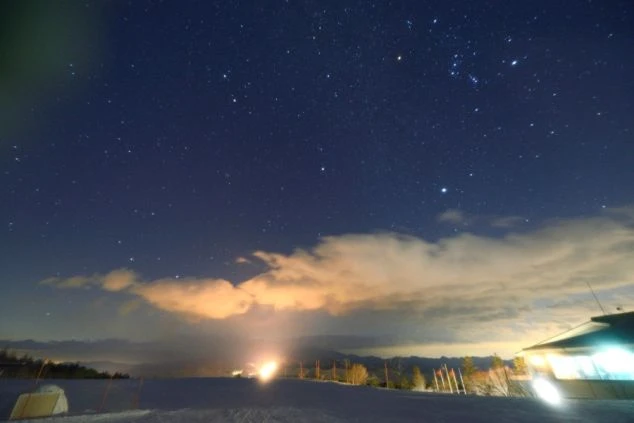 小さい星まで観察できる天体観測スポット「清里高原」から見える星空。リゾートバイトの就業後の過ごし方のイメージ。
