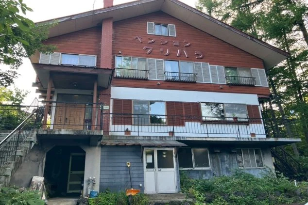 ペンション「クリハラ」の外観。木造のあたたかみのある建物で、リゾートバイトの寮として利用できます。