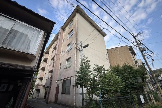 寮の外観。アパートタイプの建物が映る。