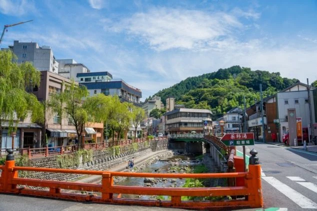 晴れた日の湯村温泉・赤い橋・川・しだれ柳