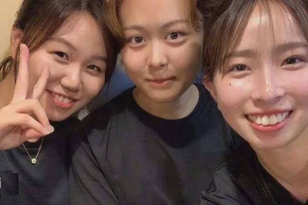 仲良く顔を寄せ合って笑顔を見せる3人の若い女性の画像。リゾートバイトで出会う仲間や、仕事以外の時間での充実した交流をイメージさせる。