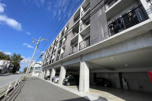 現代的な外観の寮。駐車場も完備