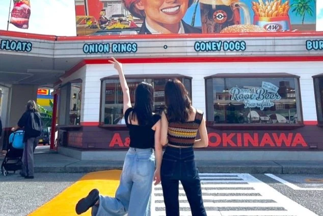  アメリカンな雰囲気の「A&W沖縄」の店先でポーズをとる2人の女性