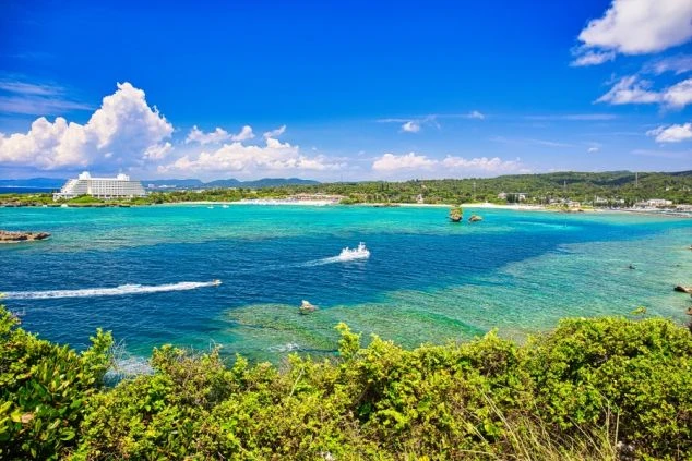 沖縄本島の万座毛の観光写真。